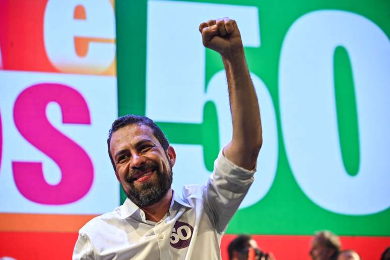 O candidato à Prefeitura de São Paulo Guilherme Boulos (PSOL) participa de ato "Agora é Boulos da Frente Ampla", com a participação da sua vice, Marta Suplicy (PT), do vice-presidente da República, Geraldo Alckmin (PSB), e do ministro do Empreendedorismo, Márcio França, na Avenida Paulista, em São Paulo.