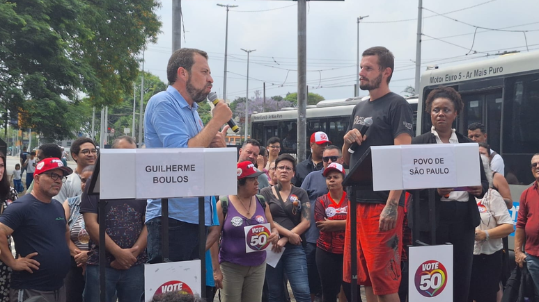 Guilherme Boulos (PSOL) é entrevistado por morador de rua na zona sul de São Paulo