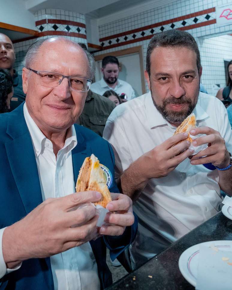 Alckmin e Boulos comem sanduíche em lanchonete na região central de São Paulo.