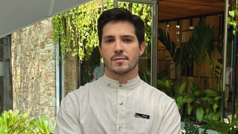 Vendedor insistiu em saber o nome da "noiva" quando Igor Cosso foi comprar alianças para o dançarino Heron Leal