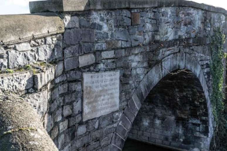 Uma placa na Broome Bridge, em Dublin, homenageia o matemático William Rowan Hamilton (1805-1865), que gravou na pedra com seu canivete aquela que seria uma importante descoberta. William Murphy / Flickr, CC BY