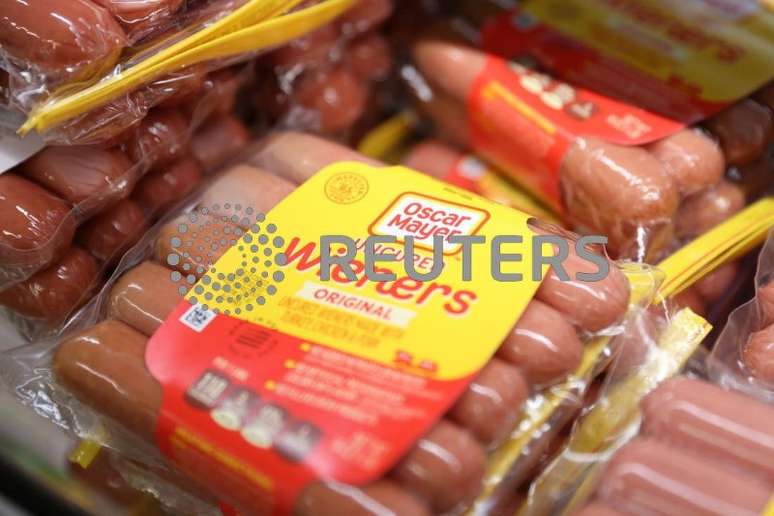 Pacotes de Oscar Mayer Wieners, uma marca de propriedade da The Kraft Heinz Company, são vistos em uma loja em Manhattan, Nova York, EUA
12/11/2021
REUTERS/Andrew Kelly