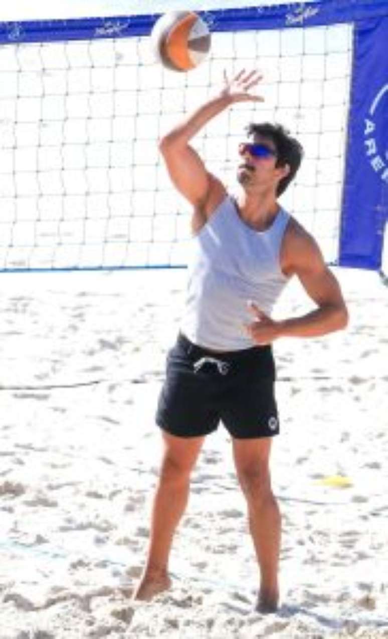 Rodrigo Simas jogando vôlei de praia -