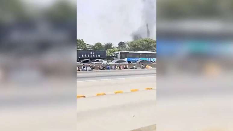 Pessoas se abaixam na Avenida Brasil para evitar tiroteio