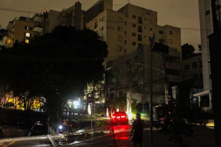 Rua Luminárias, na Vila Madalena, na zona oeste de SP, ficou sem energia na quarta-feira.