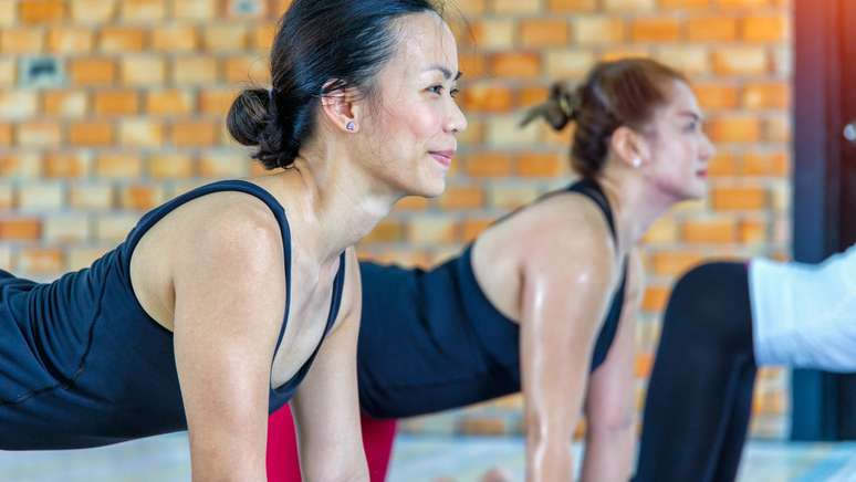 Mulheres praticando hot yoga