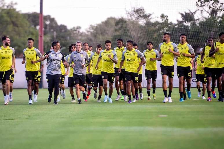 Filipe Luís comanda treino no Ninho do Urubu –