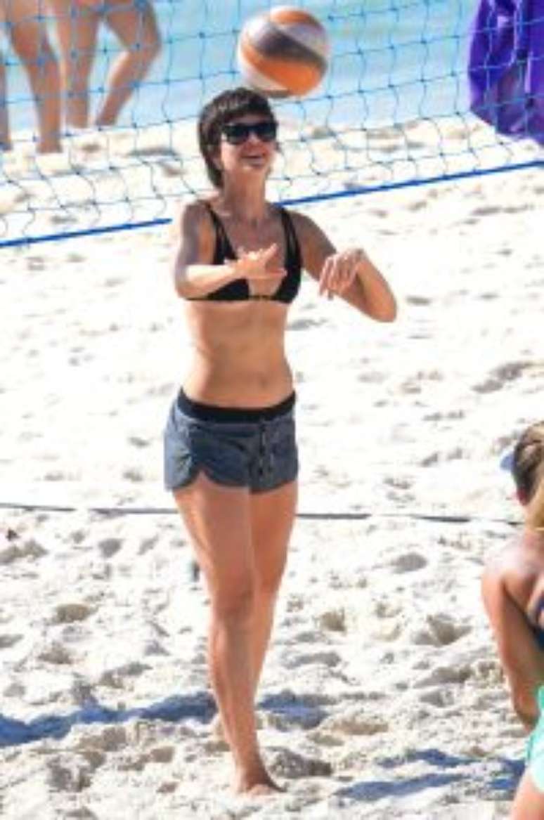 Agatha Moreira jogando vôlei de praia -