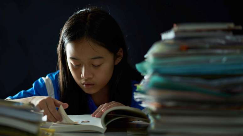 Em algumas famílias asiáticas, os pais obrigam os filhos a ficarem acordados até tarde, e a acordar cedo para estudar