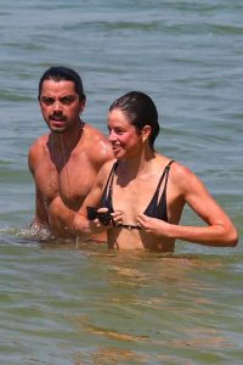 Rodrigo Simas e Agatha Moreira mergulhando no mar -