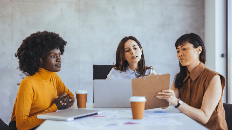 Lideranças que incentivem práticas de inteligência emocional são fundamentais para o sucesso organizacional no ambiente de trabalho / Foto: Shutterstock