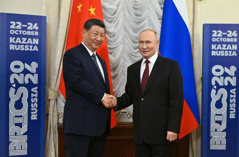 Vladimir Putin e Xi Jinping durante cúpula em Kazan