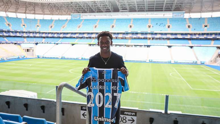 Gabriel Mec assina primeiro contrato profissional com o Grêmio (FOTO: ANGELO PIERETTI/GRÊMIO FBPA)