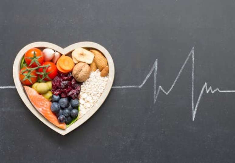 Seguir as recomendações nutricionais é vital para o controle de doenças cardiovasculares, mas nem sempre é fácil, especialmente para aqueles com recursos limitados. (Shutterstock)