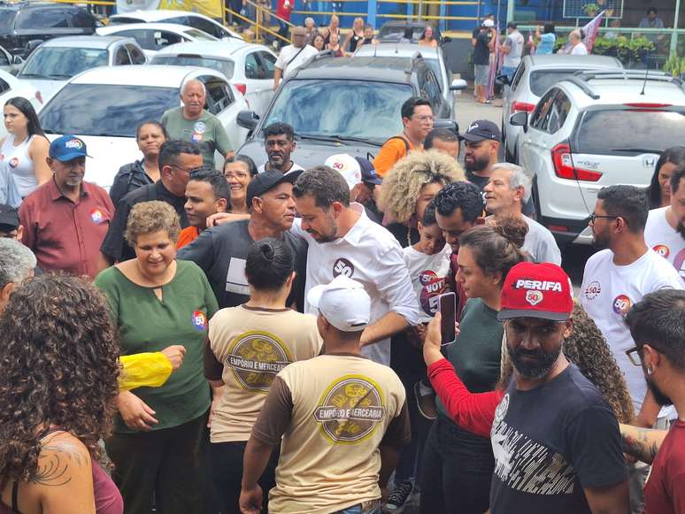 Boulos na saída do Mercado Municipal de São Miguel Paulista