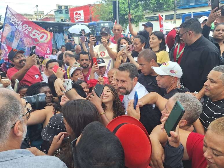 Guilherme Boulos é recebido com festa na zona leste de São Paulo