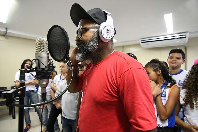 Dudu de Morro Agudo em atividade do RapLab, com crianças de escolas públicas de Nova Iguaçu, Baixada Fluminense (RJ).