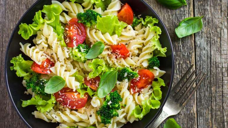 Salada de macarrão e brócolis – Foto: ShutterStock