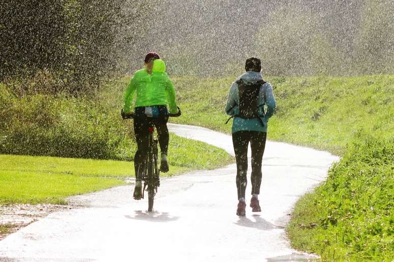 Roupas com cores vibrantes aumentam a visibilidade para motoristas e pedestres 