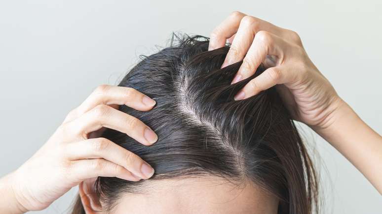 Entenda o que é scalp care e veja dicas de especialistas