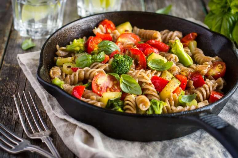 O macarrão integral, combinado com legumes, deixa a refeição mais saborosa e saudável 