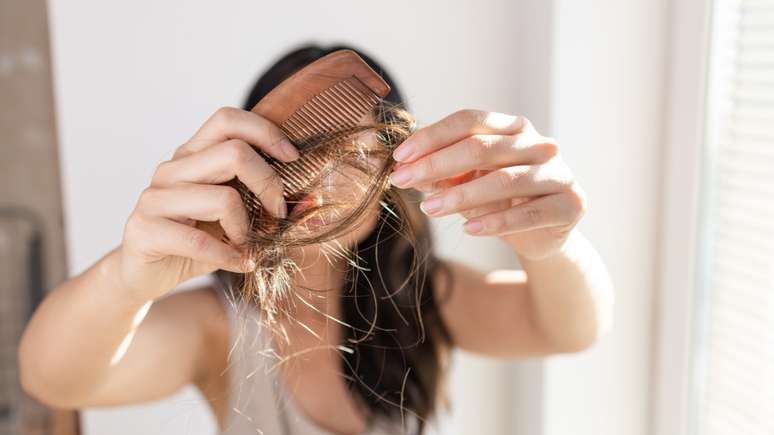 Sonhar com cabelo caindo pode indicar preocupações com saúde e autoestima. Veja mais significados sobre sonhos com queda e corte de cabelo.