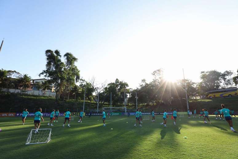 Jogadoras da Seleção feminina participam de treino na AEST, em Serra (ES) –