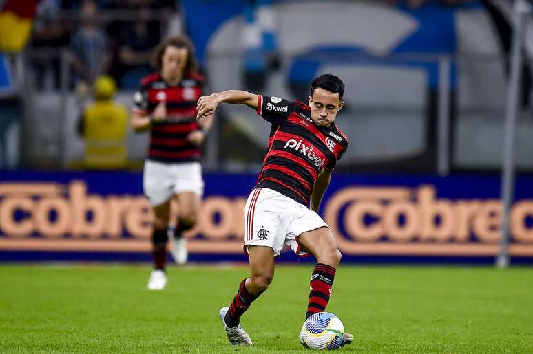 Matheus Gonçalves em ação pelo Flamengo –