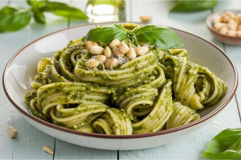 O macarrão tipo espaguete combina com molhos mais leves, como o pesto 