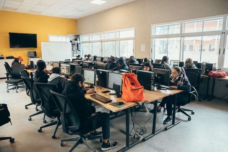 A maioria dos formandos da escola segue carreiras ligadas à área de tecnologia