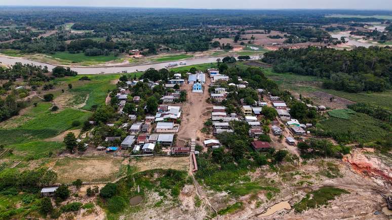 Comunidade da Vila do Janauacá está desconectada do centro de Manaquiri devido à seca — para chegar até ela, é preciso pegar barco em Iranduba (AM)