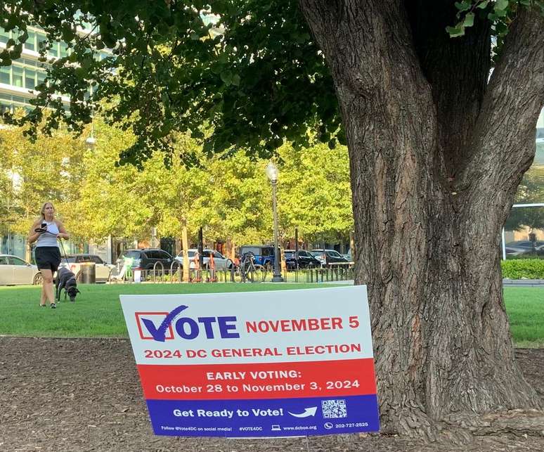 Placa convida eleitores a votarem em 5 de novembro