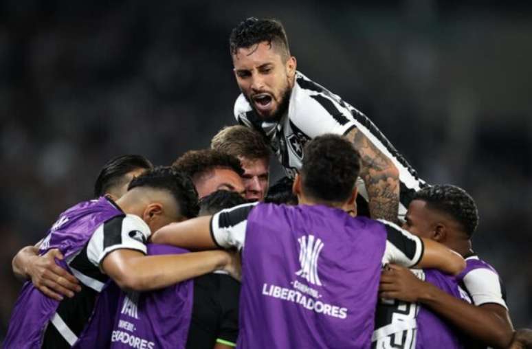 Vitor Silva/Botafogo - Legenda: Alexander Barboza comemora primeiro gol pelo Botafogo em goleada contra o Peñarol