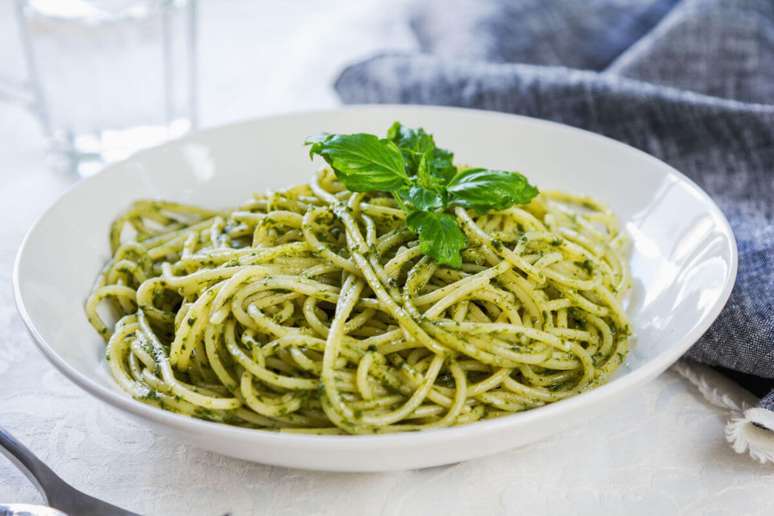 Macarrão ao molho pesto 