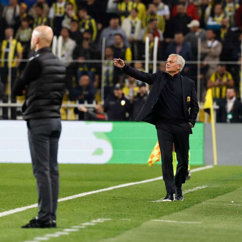 Mourinho e Ten Hag na beira do campo do Estádio Şükrü Saraçoğlu –