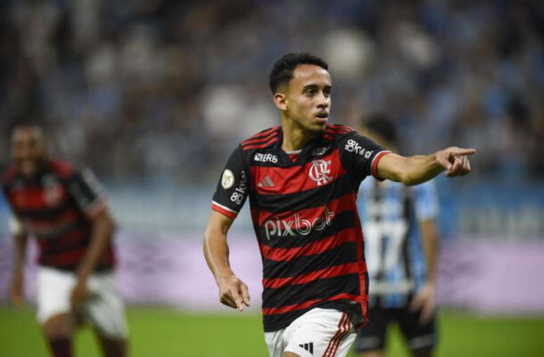 Matheus Gonçalves em ação pelo Flamengo –