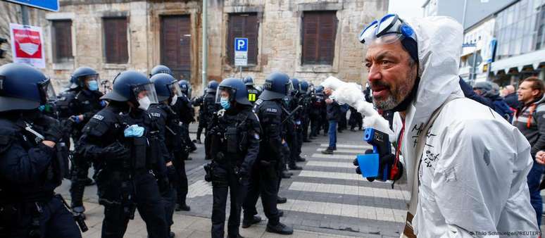 Apesar de proibidas, manifestações contra medidas restritivas ocorreram em muitas cidades alemãs