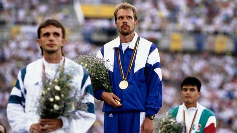 Andrey Perlov (ao centro) ganhou uma medalha de ouro nos Jogos Olímpicos de Barcelona em 1992