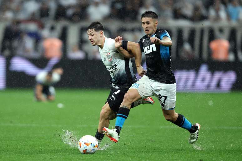 O Corinthians empatou por 2 a 2 com o Racing na noite desta quinta-feira (24) dentro da Neo Química Arena pelo jogo de ida da semifinal da Sul-Americana (Photo by Alexandre Schneider/Getty Images)