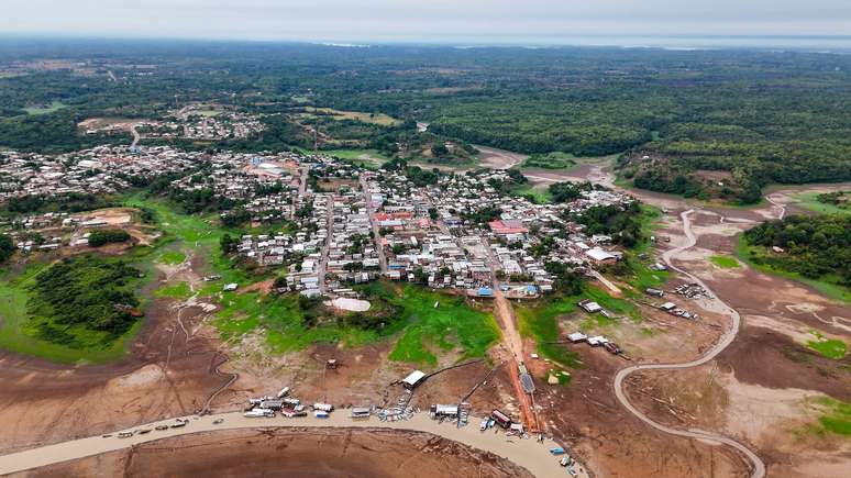 Rios secaram em Manaquiri, impedindo o transporte de alunos às escolas