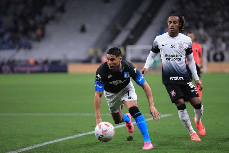 Ramalho, do Corinthians, disputa lance com Salas, do Racing, durante partida pela Sul-Americana.