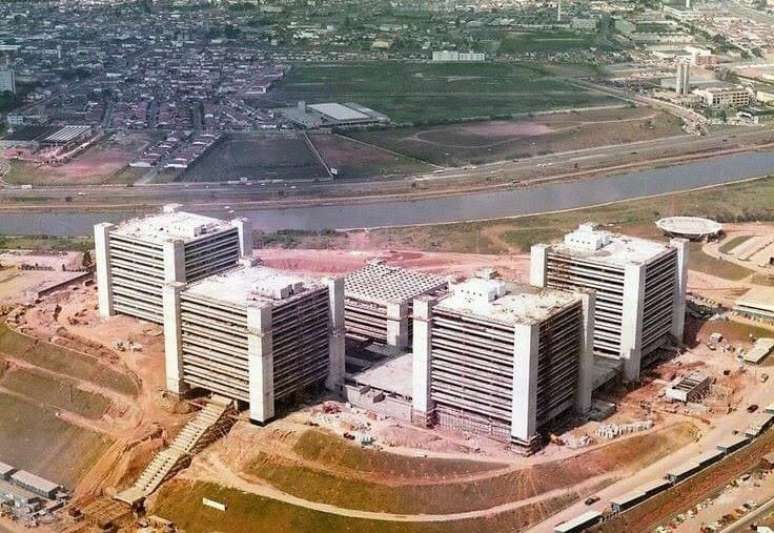 O Centro Empresarial de São Paulo, que começou a ser construído na década de 1970 no Jardim São Luís.