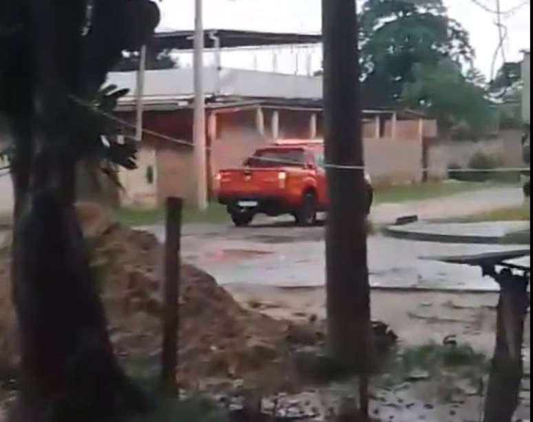 Corpo de Bombeiros atende ocorrência de queda de muro em Nova Iguaçu (RJ).