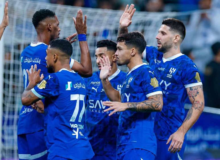 Jogadores do Al-Hilal cebram um dos gols sobre o Al-Taawon.