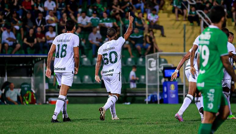 فاز جوياس على أمازوناس، وصعد إلى جدول دوري الدرجة الثانية ويواصل القتال من أجل الوصول