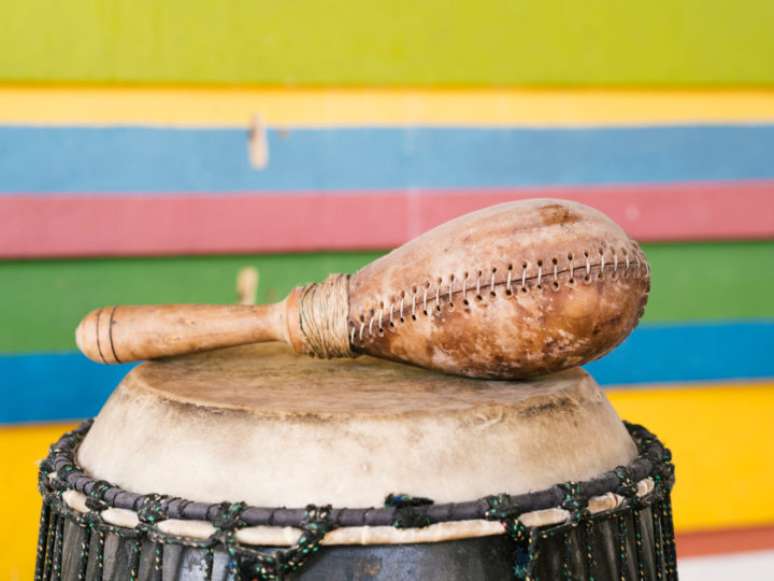 Imagem mostra instrumentos usados no samba.