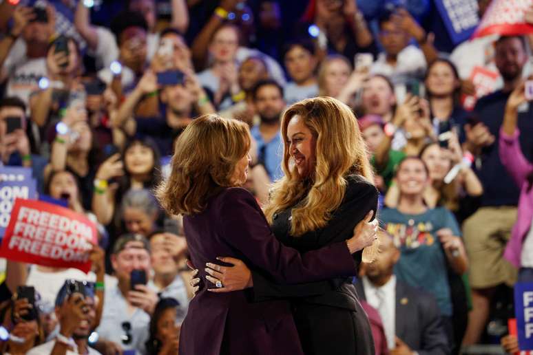 Kamala Harris e Beyoncé durante comicio em Houston, nos Estados Unidos