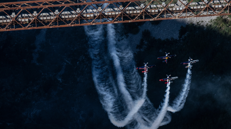 Quatro pilotos fazem acrobacia histórica em volta da ponte mais alta da Europa