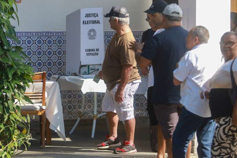 Eleitores podem votar de bermuda e chinelo. Não é permitido votar em trajes de banho.