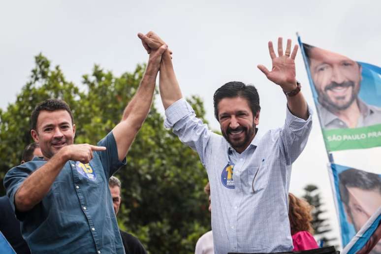 O prefeito Ricardo Nunes faz carreata na zona leste da cidade de São Paulo ao lado de seu candidato a vice, Ricardo de Mello Araújo, na véspera do segundo turno